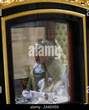 La reine Elizabeth II à venir de l'État Ouverture du Parlement au Palais de Westminster à Londres. PA Photo. Photo date : lundi 14 octobre, 2019. Voir la politique histoire PA Discours. Crédit photo doit se lire : Hannah McKay/PA Wire Banque D'Images