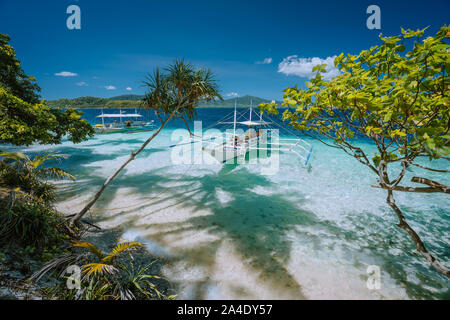 El Nido, Palawan, Philippines. Tour d'île en île de rêve avec des paysages exotiques avec banca filippino traditionnel bateau amarré dans l'océan turquoise de l'eau. Banque D'Images