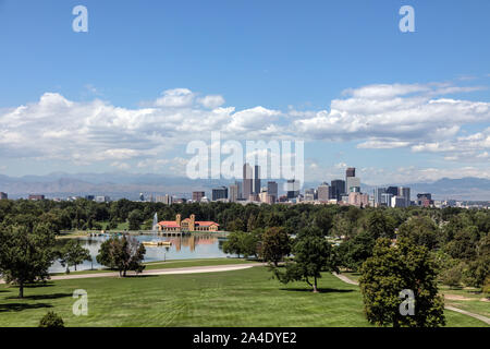 Les toits de Denver, Colorado, à travers Ferril dans le lac du parc de la ville, de la famille d'Anschutz terrasse Sky du Denver Museum of Nature & Science Banque D'Images