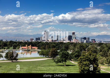 Les toits de Denver, Colorado, à travers Ferril dans le lac du parc de la ville, de la famille d'Anschutz terrasse Sky du Denver Museum of Nature & Science Banque D'Images