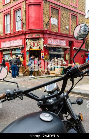 ALICE'S, magasin d'ANTIQUITÉS A ÉTÉ Rendu célèbre par le film de Paddington, Portobello Road, le marché de Portobello, Notting Hill, Londres, Angleterre Banque D'Images