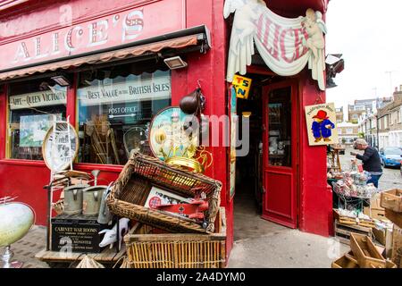 ALICE'S, magasin d'ANTIQUITÉS A ÉTÉ Rendu célèbre par le film de Paddington, Portobello Road, le marché de Portobello, Notting Hill, Londres, Angleterre Banque D'Images