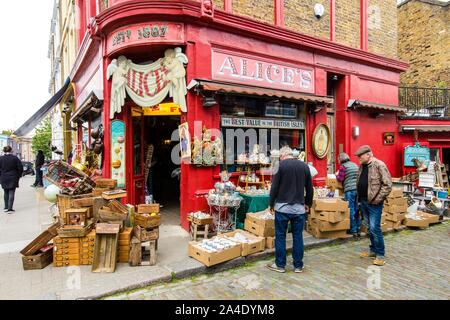 ALICE'S, magasin d'ANTIQUITÉS A ÉTÉ Rendu célèbre par le film de Paddington, Portobello Road, le marché de Portobello, Notting Hill, Londres, Angleterre Banque D'Images