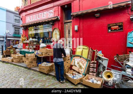 ALICE'S, magasin d'ANTIQUITÉS A ÉTÉ Rendu célèbre par le film de Paddington, Portobello Road, le marché de Portobello, Notting Hill, Londres, Angleterre Banque D'Images