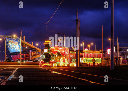 Patrimoine un tramway à Blackpool prêt pour un tour des illuminations Banque D'Images