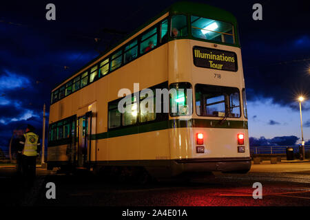 Patrimoine un tramway à Blackpool prêt pour un tour des illuminations Banque D'Images