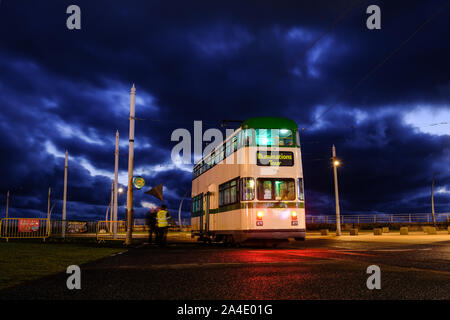 Patrimoine un tramway à Blackpool prêt pour un tour des illuminations Banque D'Images