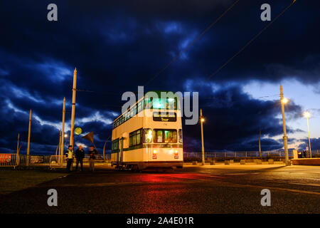 Patrimoine un tramway à Blackpool prêt pour un tour des illuminations Banque D'Images