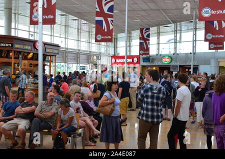 Les voyageurs, Terminus d'Eurotunnel, France Banque D'Images