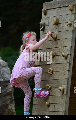 Fille sur le mur d'escalade Banque D'Images