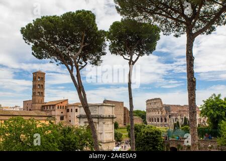 Basilique Santa FRANCESCA ROMANA, Arc de Titus et le colisée sur la colline du Palatin, Basilica di Santa FRANCESCA ROMANA, ARCO DI TITO ET COLOSSEO, ROME, ITALIE, EUROPE Banque D'Images