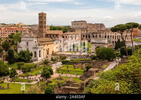 Basilique Santa FRANCESCA ROMANA, Arc de Titus et le colisée sur la colline du Palatin, Basilica di Santa FRANCESCA ROMANA, ARCO DI TITO ET COLOSSEO, ROME, ITALIE, EUROPE Banque D'Images