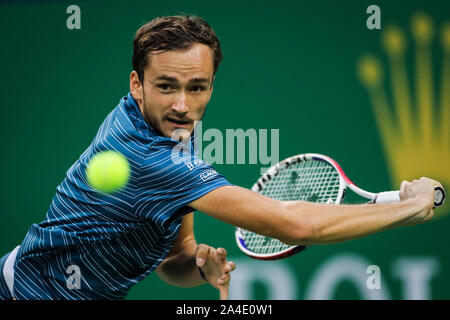 Daniil Medvedev de la Russie récupère la balle contre Stefanos Tsitsipas de Grèce pendant la demi-finale du Masters de Shanghai Rolex 2019, à Shanghai, Chine, 12 octobre 2019. Banque D'Images