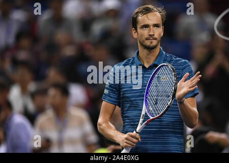 Daniil Medvedev de la Russie est en concurrence contre Stefanos Tsitsipas de Grèce pendant la demi-finale du Masters de Shanghai Rolex 2019, à Shanghai, Chine, 12 octobre 2019. Banque D'Images