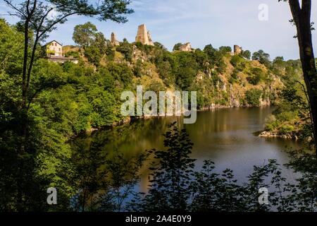 La CREUSE ET LE FORT MÉDIÉVAL DE CROZANT, CROZANT, (23) CREUSE, NOUVEAU AQUITAINE, FRANCE Banque D'Images