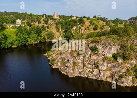 La CREUSE ET LE FORT MÉDIÉVAL DE CROZANT, (23) CREUSE, Limousin, Aquitaine, France Banque D'Images