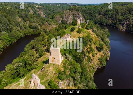 La CREUSE ET LE FORT MÉDIÉVAL DE CROZANT, (23) CREUSE, NOUVEAU AQUITAINE, FRANCE Banque D'Images