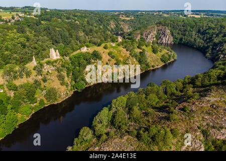 La CREUSE ET LE FORT MÉDIÉVAL DE CROZANT, (23) CREUSE, Limousin, Aquitaine, France Banque D'Images