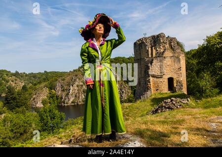 Visite THÉÂTRALISÉE DANS L'ESPRIT DE GEORGES SAND, château fort médiéval de CROZANT, (23) CREUSE, Limousin, Aquitaine, France Banque D'Images