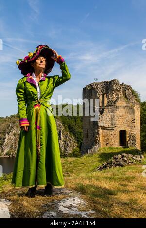 Visite THÉÂTRALISÉE DANS L'ESPRIT DE GEORGES SAND, château fort médiéval de CROZANT, (23) CREUSE, Limousin, Aquitaine, France Banque D'Images