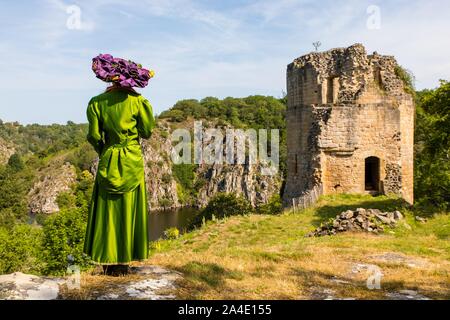 Visite THÉÂTRALISÉE DANS L'ESPRIT DE GEORGES SAND, château fort médiéval de CROZANT, (23) CREUSE, Limousin, Aquitaine, France Banque D'Images