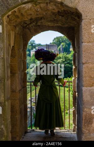 Visite THÉÂTRALISÉE DANS L'ESPRIT DE GEORGES SAND, château fort médiéval de CROZANT, (23) CREUSE, Limousin, Aquitaine, France Banque D'Images