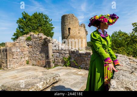 Visite THÉÂTRALISÉE DANS L'ESPRIT DE GEORGES SAND, château fort médiéval de CROZANT, (23) CREUSE, Limousin, Aquitaine, France Banque D'Images