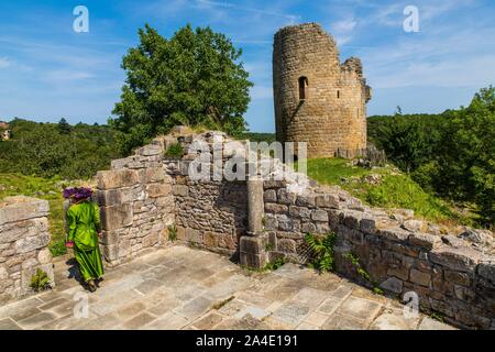 Visite THÉÂTRALISÉE DANS L'ESPRIT DE GEORGES SAND, château fort médiéval de CROZANT, (23) CREUSE, Limousin, Aquitaine, France Banque D'Images