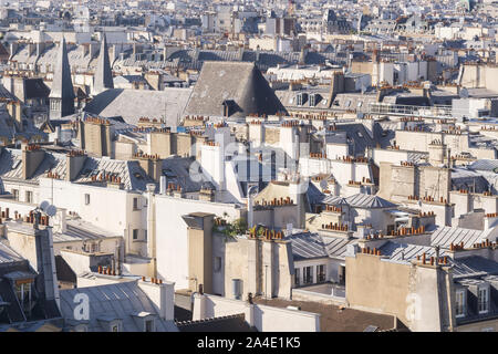 Toits de Paris - vue aérienne des toits de Paris sur un après-midi d'été, en France, en Europe. Banque D'Images