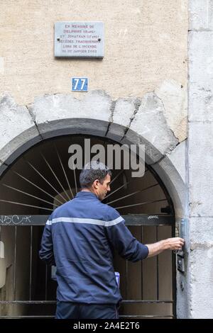 Pompier SUR UNE VISITE DE SÉCURITÉ DANS LE VIEUX CENTRE-VILLE, immeuble OÙ DEUX JEUNES ONT PERDU LA VIE DANS UN tragique incendie en 2002, LES POMPIERS DU SERVICE DES INCENDIES DE Chambéry, Savoie (73), FRANCE Banque D'Images