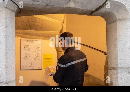 Pompier SUR UNE VISITE DE SÉCURITÉ DANS LE VIEUX CENTRE-VILLE, immeuble OÙ DEUX JEUNES ONT PERDU LA VIE DANS UN tragique incendie en 2002, LES POMPIERS DU SERVICE DES INCENDIES DE Chambéry, Savoie (73), FRANCE Banque D'Images