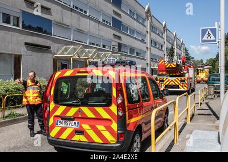 Véhicule de liaison et d'échelle aérienne, EN FACE D'UN BLOC D'APPARTEMENT, LES POMPIERS de Chambéry, Savoie (73), FRANCE Banque D'Images