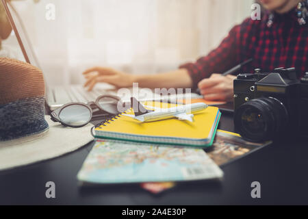 Wanderlust - planification femme prochain voyage recherche d'informations en ligne Banque D'Images