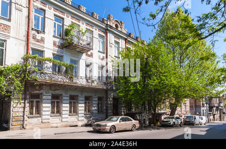 Tbilissi, Géorgie - 28 Avril 2019 : Tbilissi vue sur la rue avec des voitures garées près du vieux maisons individuelles Banque D'Images