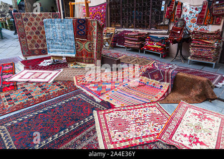 Tbilissi, Géorgie - 28 Avril 2019 : Assortiment de race blanche et de tapis orientaux représentés dans une boutique géorgienne locale Banque D'Images