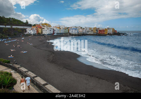 Playa Jardin dans la ville touristique de Puerto de la Cruz, dans le nord de Tenerife. Jardin avec black sands est l'un des plus célèbres plages de T Banque D'Images