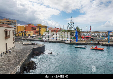 Puerto de la Cruz, Tenerife, Espagne, le 5 novembre, 2017.Voir de Mulle de Pescadores (quai de pêche) et Real Aduana house à port de Puerto de la cr Banque D'Images