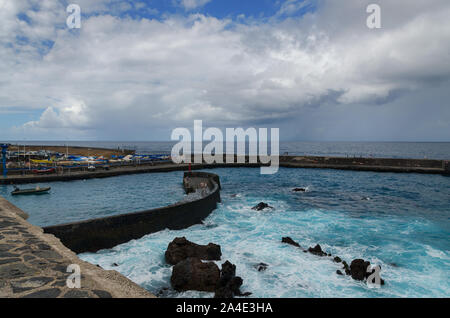 Puerto de la Cruz, Tenerife, Espagne, le 5 novembre, 2017.Voir de Mulle de Pescadores (quai de pêche) dans le port de Puerto de la Cruz, dans le nord de Te Banque D'Images