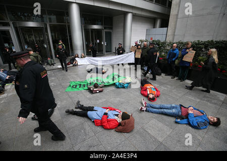 Les protestataires manifester devant le siège de BlackRock dans Throgmorton Street à Londres, lors d'une extinction Rebelliong (XR) changement climatique de protestation. Banque D'Images