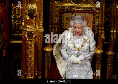 La reine Elizabeth II délivre le discours de la reine lors de l'État Ouverture du Parlement à la Chambre des Lords au Palais de Westminster à Londres. Banque D'Images