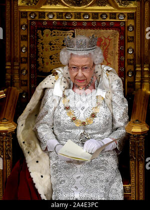 La reine Elizabeth II délivre le discours de la reine lors de l'État Ouverture du Parlement à la Chambre des Lords au Palais de Westminster à Londres. Banque D'Images