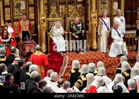 La reine Elizabeth II, accompagnée par le Prince de Galles, livre le discours de la reine lors de l'État Ouverture du Parlement à la Chambre des Lords au Palais de Westminster à Londres. Banque D'Images