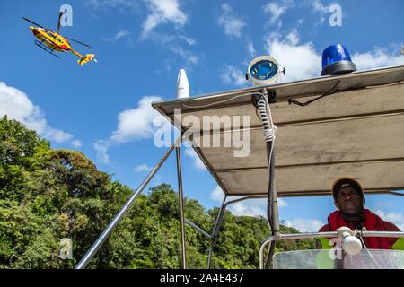 Sauvetage aquatique AVEC L'équipe spécialisée DU CENTRE DE SERVICES D'URGENCE DE REMIRE-MONTJOLY, COMTE DE LA RIVIÈRE, Guyane, département d'outre-mer, l'AMÉRIQUE DU SUD, FRANCE Banque D'Images