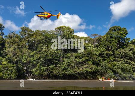 Sauvetage aquatique AVEC L'équipe spécialisée DU CENTRE DE SERVICES D'URGENCE DE REMIRE-MONTJOLY, COMTE DE LA RIVIÈRE, Guyane, département d'outre-mer, l'AMÉRIQUE DU SUD, FRANCE Banque D'Images