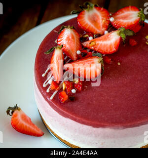 Gâteau au fromage aux fraises sans cuisson Banque D'Images