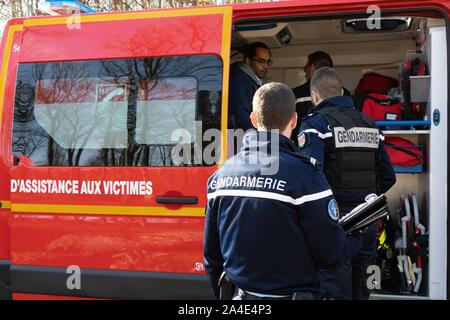 Les gendarmes SUR PLACE POUR L'ENQUÊTE ET L'alcootest, opération de sauvetage AVEC LES POMPIERS ET LE SAMU POUR UN JEUNE BÛCHERON A FRAPPÉ À LA TÊTE PAR UN ARBRE DANS LA FORÊT, ALENCON (61), FRANCE Banque D'Images