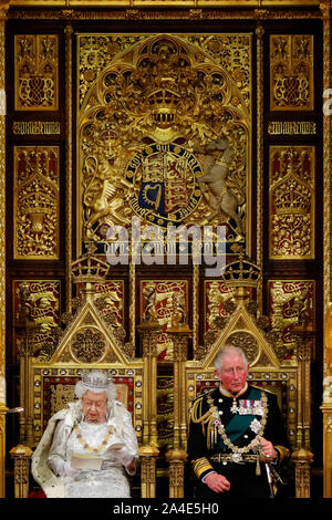 La reine Elizabeth II, accompagnée par le Prince de Galles, livre le discours de la reine lors de l'État Ouverture du Parlement à la Chambre des Lords au Palais de Westminster à Londres. Banque D'Images