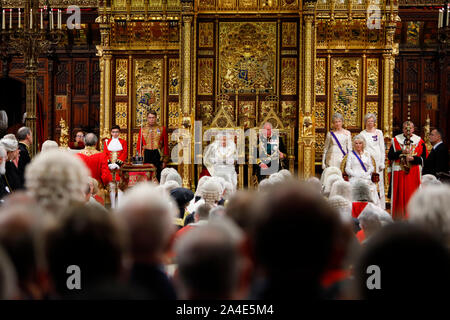 La reine Elizabeth II, accompagnée par le Prince de Galles, livre le discours de la reine lors de l'État Ouverture du Parlement à la Chambre des Lords au Palais de Westminster à Londres. Banque D'Images