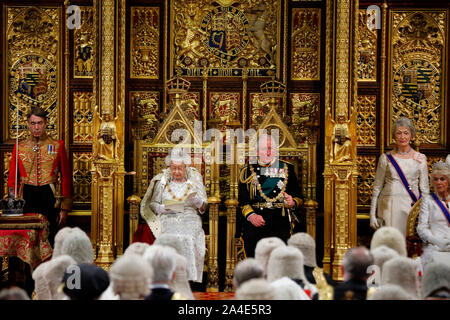 La reine Elizabeth II, accompagnée par le Prince de Galles, livre le discours de la reine lors de l'État Ouverture du Parlement à la Chambre des Lords au Palais de Westminster à Londres. Banque D'Images