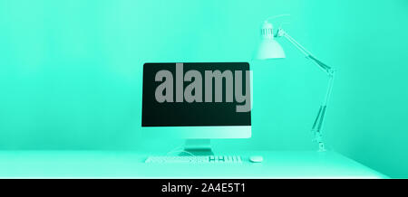 Clavier, souris, écran de l'ordinateur avec écran vide noir. Couleur turquoise et vert à la mode. Espace créateur sur fond couleur menthe. Le style minimaliste Banque D'Images